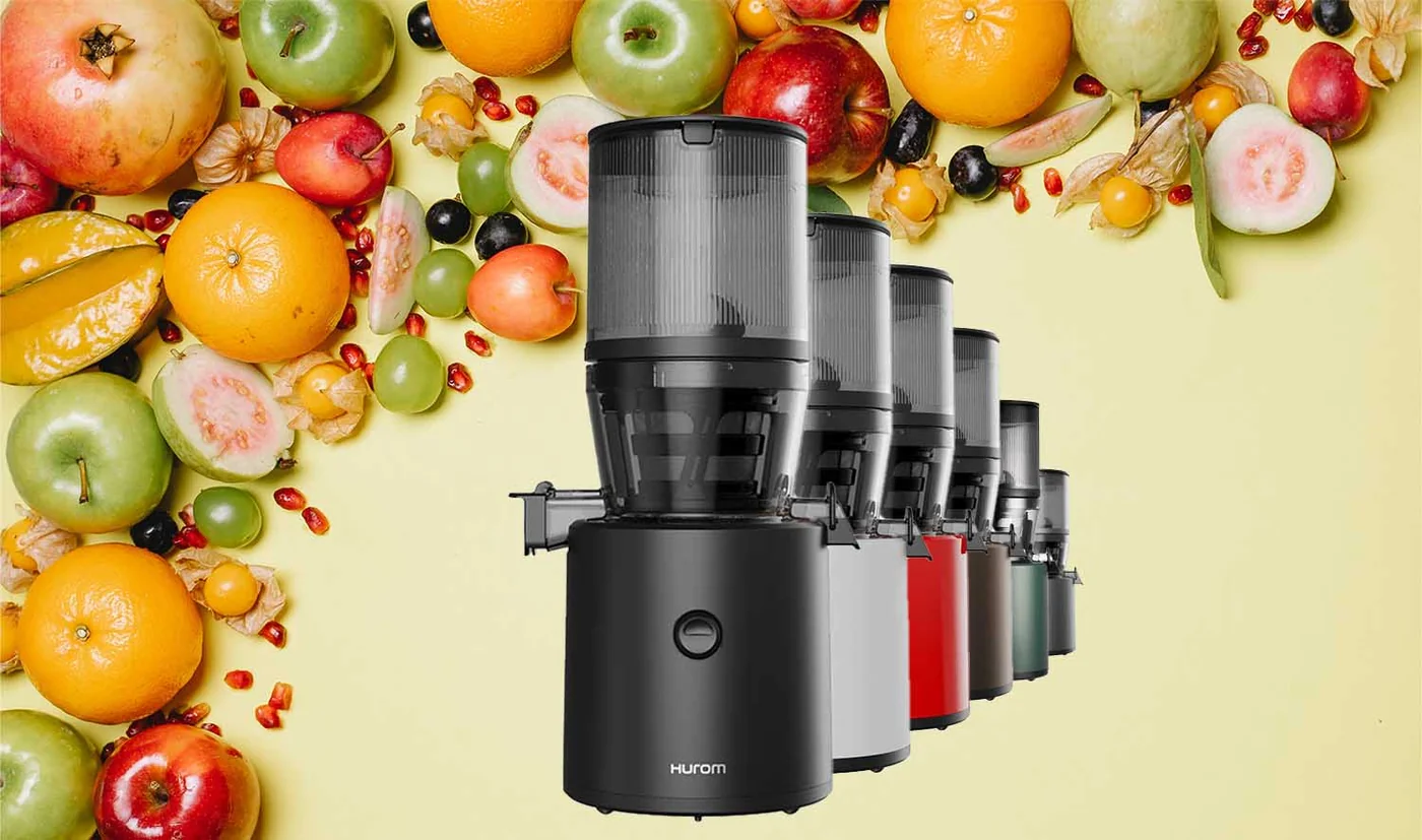 Hurom H320N Whole Slow Juicer umgeben von frischem Obst und Gemüse