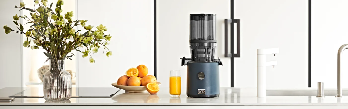 Hurom H330P Whole Slow Juicer in einer modernen Küche