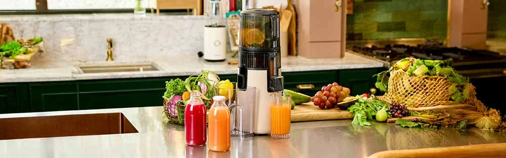 Hurom H70FT Whole Slow Juicer in einer hellen Küche