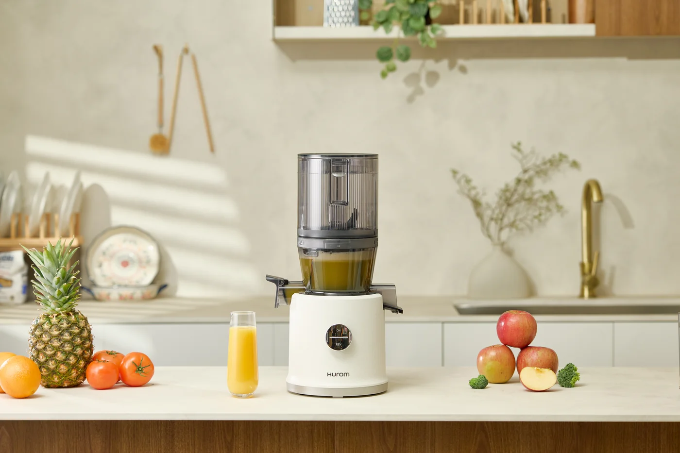 Hurom H80ST XL Slow Juicer auf einer hellen Küchenzeile